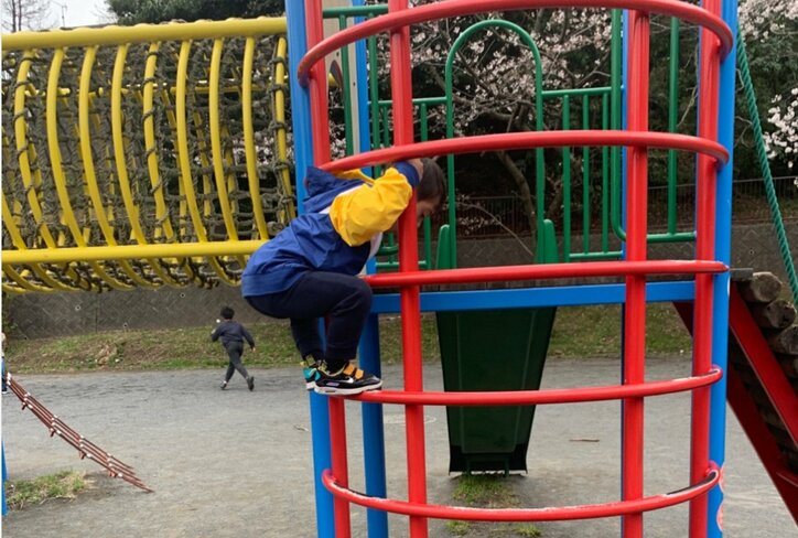 公園で遊ぶラミレス美保さんの長男ケンジくん