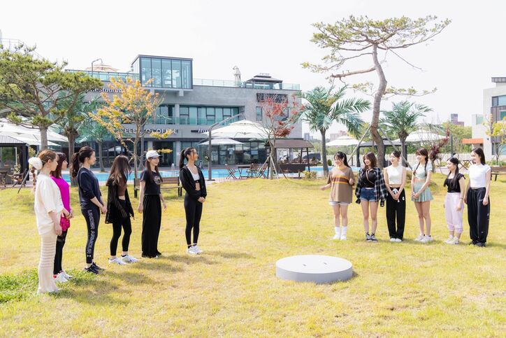 スタイル抜群の美女12人、美腹筋&生脚を惜しげもなく披露しガチの体力バトル!美しいスポーツウェア姿も話題に