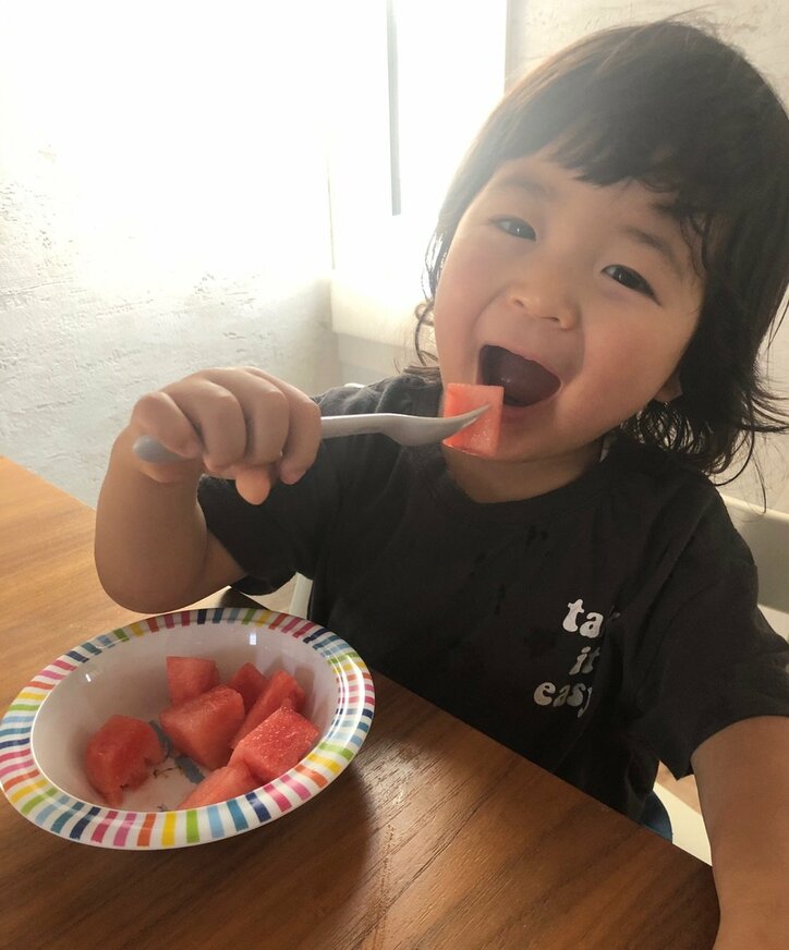 蛯原英里 スイカを食べる息子の姿にメロメロ たまらなく可愛い 話題 Abema Times