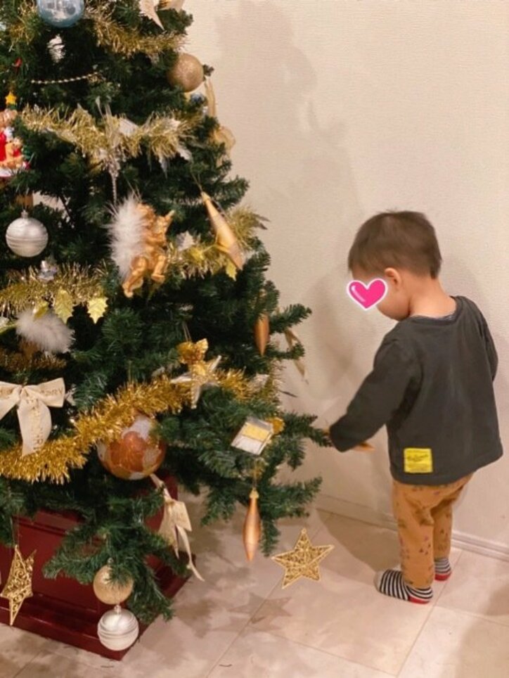 保田圭、息子とクリスマスツリーを飾りつけ「楽しい時間でした」
