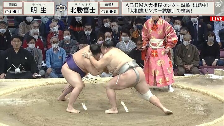 解説者「これぞ大相撲」と絶賛 額が割れるほど頭同士で衝突6連発の大迫力