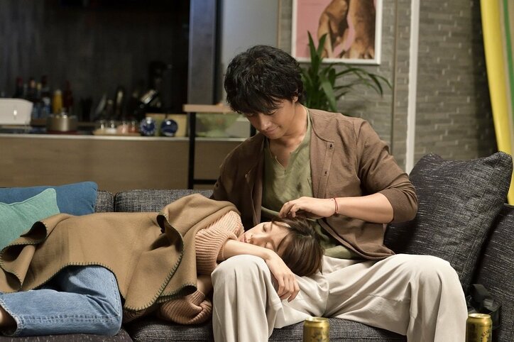 太郎（高橋一生）＆かずな（仲里依紗）の“お家デート”写真公開！『東京独身男子』