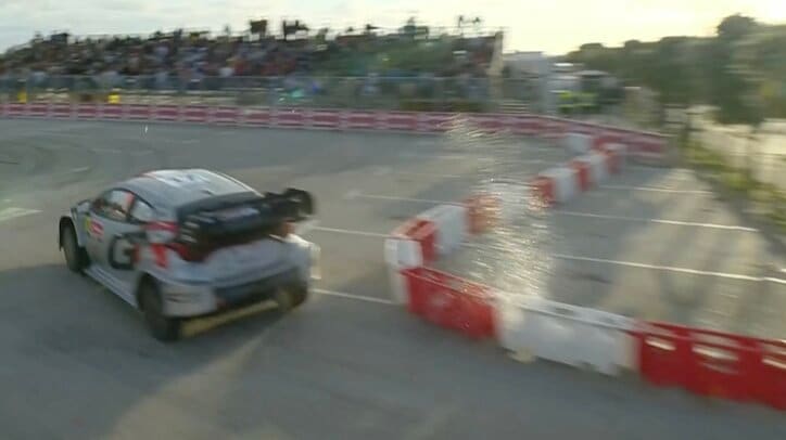 【写真・画像】衝突→ラリー車が回転！ X騒然のアクシデント…マシンは宙に浮き、あわや横転「彼はかなり幸運」現地実況も驚き隠せず　1枚目