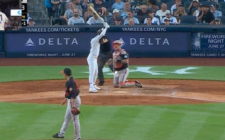 【写真・画像】一体、何が起きた？ 山本由伸にピッチャーライナー直撃…“まさかの展開”「どうなってる？」スゴい体勢から“想定外のミラクルプレー”… ファン騒然　1枚目