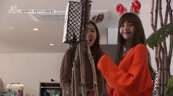 夜食にチキン！ BLACKPINKがパジャマ姿でモグモグ…4人同居で見えてきたメンバーたちのオフの姿