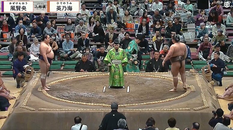 「髪すごい人来た」「貴族みたい」大相撲、向正面に“ただならぬ存在感”の着物姿の人物「前にも話題になっていた」ファンの指摘も