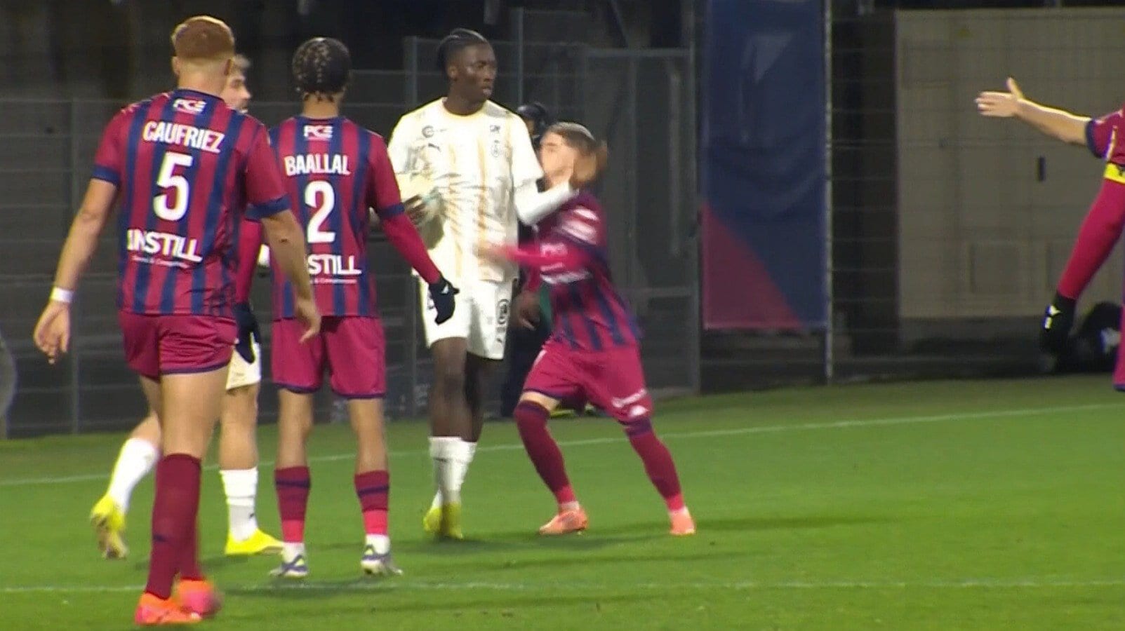 【映像】強烈腹パンチの瞬間