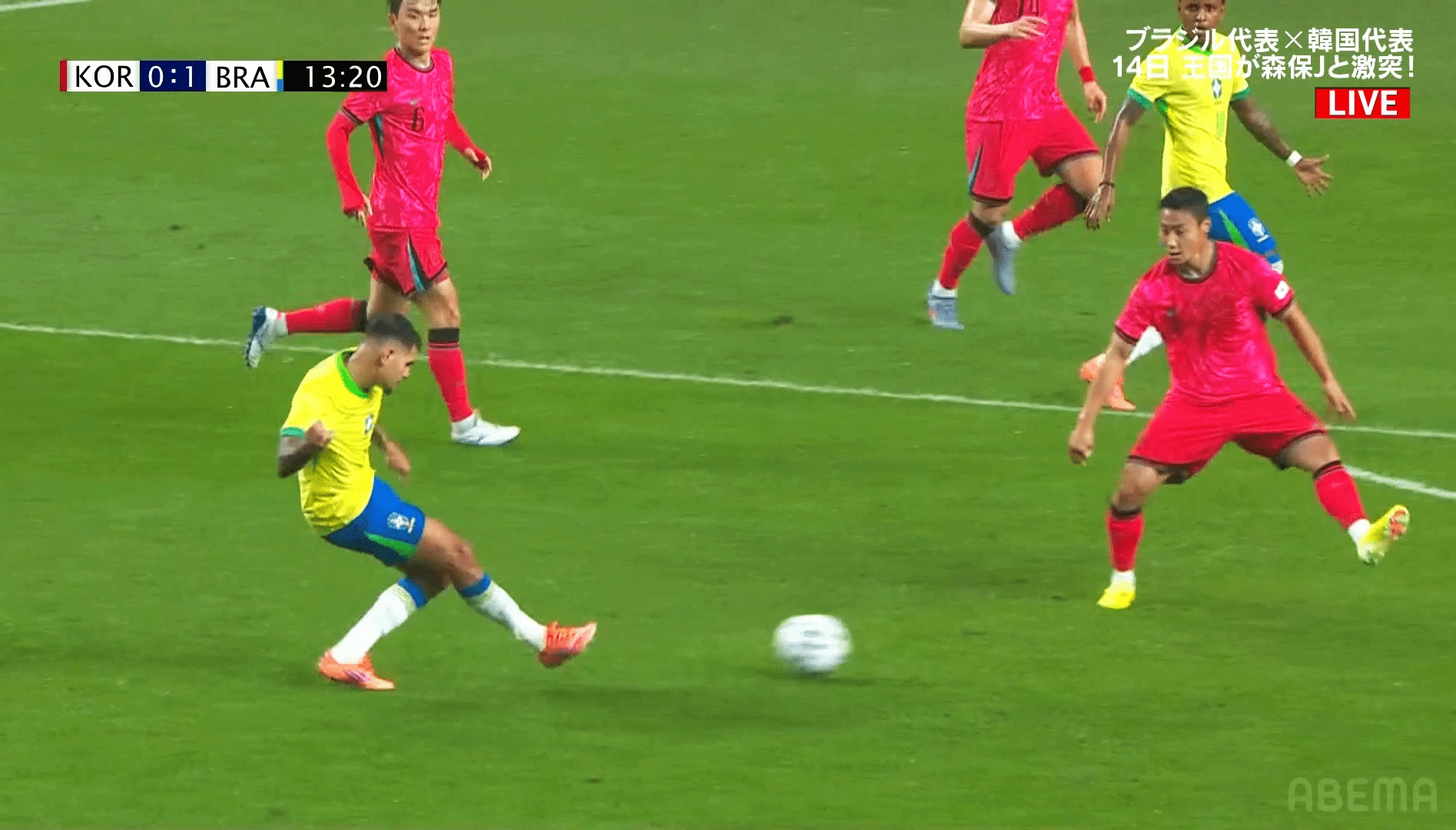 【写真・画像】「何やってんだよ…」韓国代表DFの“衝撃ミス”に騒然!「本当にバイエルンの選手?」ドタバタ対応でブラジル新星にゴールを許した一部始終 1枚目