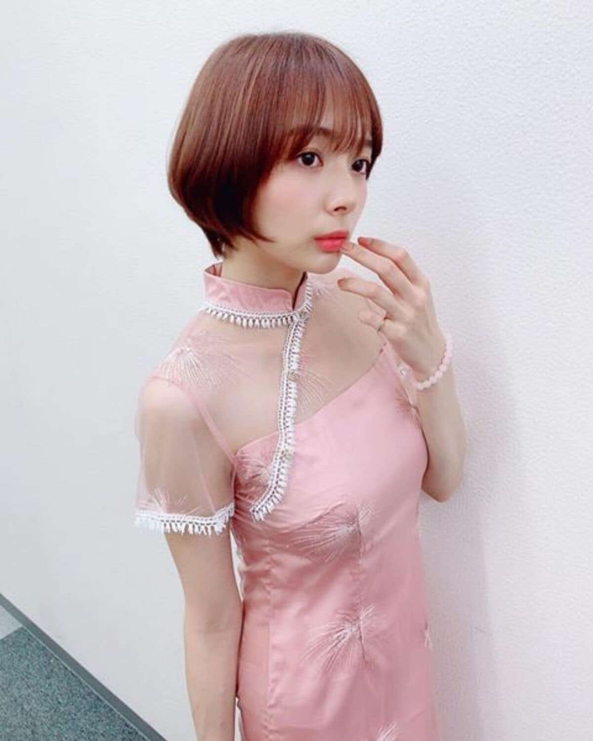 モデル雀士・岡田紗佳、透け感のあるピンクのチャイナドレス姿を披露し