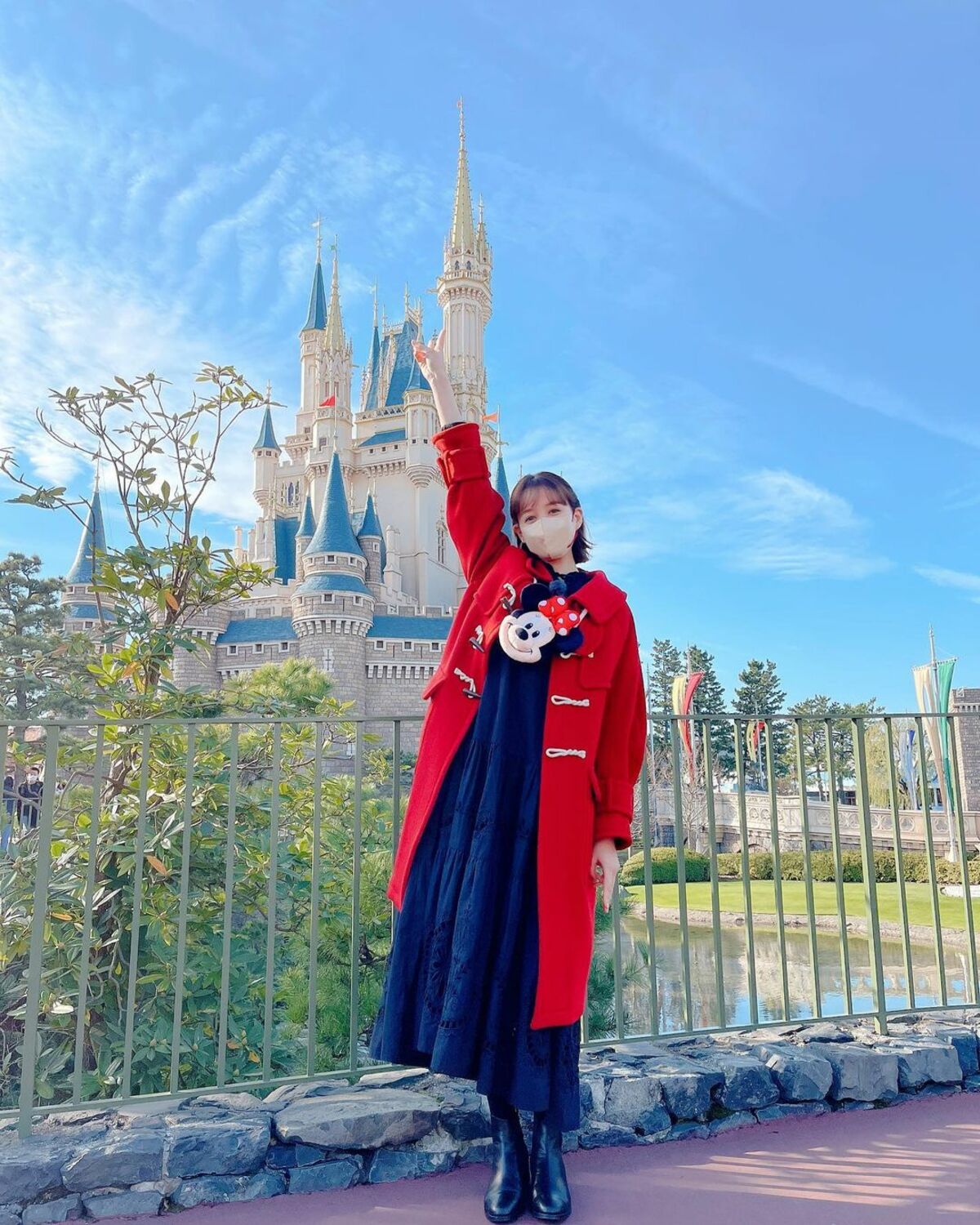 トリンドル玲奈の真っ赤なコートを着たディズニーランドでのオフショットを公開 ミニーちゃんみたい とても素敵です の声 話題 Abema Times