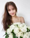 谷まりあ、バラの花束を持った“ウェディング風”ショットを公開 「美しい」「結婚したい」とファン悶絶