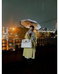 佐々木希の傘を差しながら佇む姿にファン絶賛「名画のよう」「儚さがあって美しい」