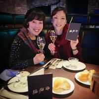 「ステキな親子」「お二人とも素敵」上野樹里、義母・平野レミとのディナーショットに反響