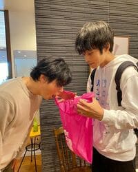 袋の中に何が!? 松坂桃李＆井浦新のお茶目な『あのキス』オフショットに「お遊び最高」「2人の表情が可愛い」の声