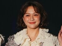 【映像】村重杏奈、ミニスカートから“ほっそり美脚”（全身ショット有り）