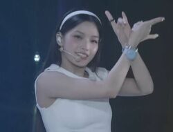 ショーパン＆カチューシャ姿がかわいすぎる！ILLIT、新曲フルパフォーマンスに反響「かわいー」