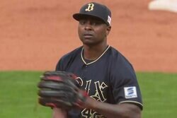 恐怖の魔球！ 謎すぎるオリ新助っ人 “怪投”コットンがベールを脱ぐ　不規則に曲がりながら落ちるボールに打者困惑「マジ意味わからん」「打てる気しない」