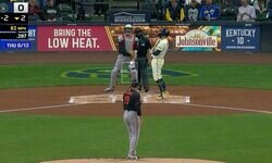 一体、どうすれば… 菅野智之に“打者が混乱”「これはエグい」「さすがベテラン」 絶妙すぎる“魔球スイーパー”… 全く動けず見逃し三振で呆然