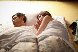 「最近全然してないね」“不倫妻”篠田麻里子の混浴＆誘惑お酌シーンがセクシーすぎる『離婚しない男』