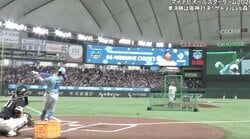 ウソでしょ…！？ 日ハム・万波中正、衝撃の”電光掲示板直撃弾”「バケモンかよ」「エグすぎる」一瞬でスタンドイン→“規格外の一撃”にドーム騒然