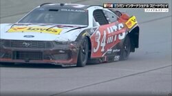 「派手にいった」マスタングが“無惨な姿”に…パーツが次々に落下→走行不能に「タイヤ付いてないですね」放送席も騒然