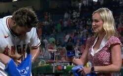 やりすぎ！ 名物レポーター・エリカさん、“まさかの珍ハプニング”「これはヤバい」 インタビュー中に大変なことになる「めっちゃ雰囲気いいなｗ」