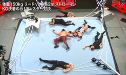 前代未聞！ リングが“完全崩壊” 反動でレフェリーが“場外落下” まるでコントのような衝撃ラスト