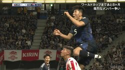 「クリロナ並の衝撃」「異次元の跳躍力」22歳日本代表DF、高く跳びすぎて相手の頭に“真空飛膝蹴り”「何だあのジャンプ力と対空時間」