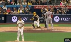 ダルビッシュの“ギリギリの一球”に手も足も出ず… 見逃し三振した相手打者のリアクションが話題に「凄まじいコントロール」