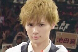 『テラハ』でバイセクシャルを公表したモデル、叩かれた高校時代の写真を公開「かっこいい」「ファイナルファンタジーみたい」の声