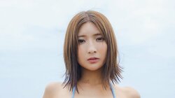 “軽トラ女子”三田悠貴、海辺の古民家で抜群プロポーションの水着姿 『FLASH』登場