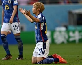 「レッドやろ！」本田圭佑が叫んだ伊東純也へのファウル。イエロー判定は妥当だったのか？ 家本元審判員が見解「サポーターなら300％赤。だけど…」【W杯】