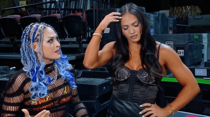 ジュリア（写真左）