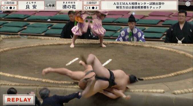 「腕危なかったな」行司軍配も差し違った“驚異の突き落とし”に館内どよめく 物凄い体勢で転落も勝利「すごいな着地」驚きの声 5枚目