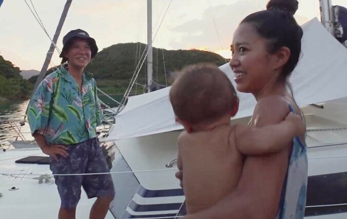 【写真・画像】生後10ヶ月の長男が全裸で海にダイブ！奄美大島の“船上生活一家”の日常に驚きの声「うそ！？もういけるの？」「感性豊かな子になりそう」　2枚目