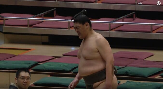 【写真・画像】背筋265キロ！22歳“男前”力士の筋肉が「やばすぎ」 驚愕パワーの投げ技で巨体力士撃破「強い」「パワータイプすぎ」館内どよめく　1枚目