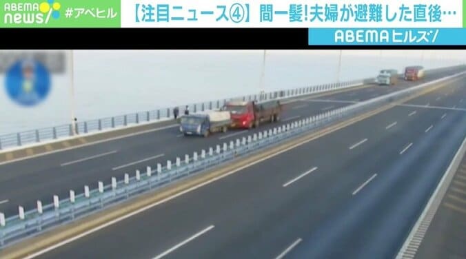 夫婦が避難した直後…高速道路で立ち往生した貨物車にトラックが衝突し大破 中国 1枚目