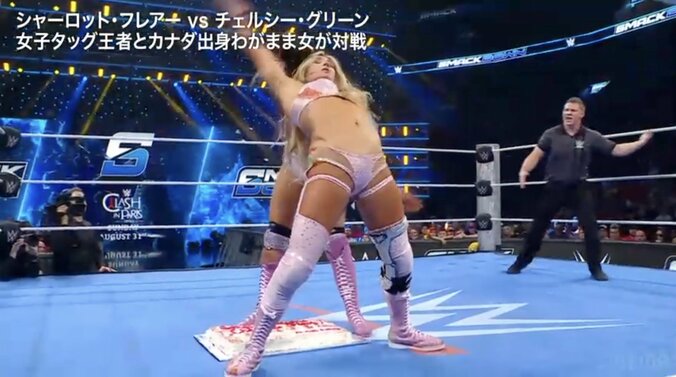 ケーキの頭上で技を仕掛けようとするが…