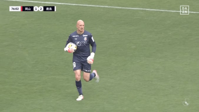 SNS騒然！「ギリアウトでは笑」岡山GKが疑惑の“曲芸ハンド回避”「絶対キャッチしたまま出ただろw」「上手いね」微妙すぎる一部始終にファン注目 3枚目