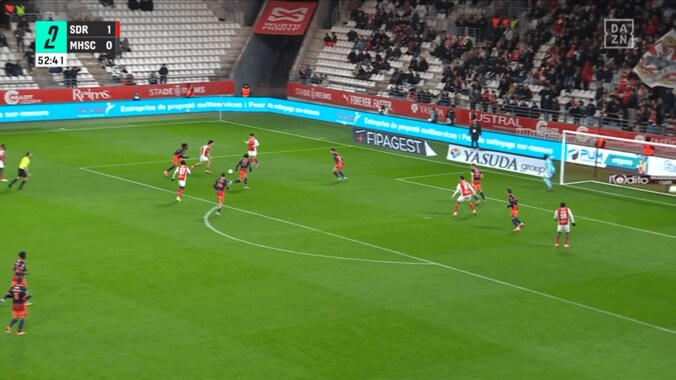 SNS沸騰！日本代表ウイングが“鋭利すぎるキックフェイント”で敵DF翻弄「敬斗くんうますぎ」「キレキレやん」決定機演出の瞬間 3枚目