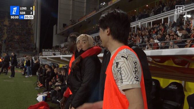 「公式いい仕事してるわ」「最強の癒しきた」中村敬斗＆伊東純也のにっこにこオフショットが話題沸騰「なにこれ可愛いんだけど」中村の呼びかけに伊東がはにかみサムアップ 3枚目