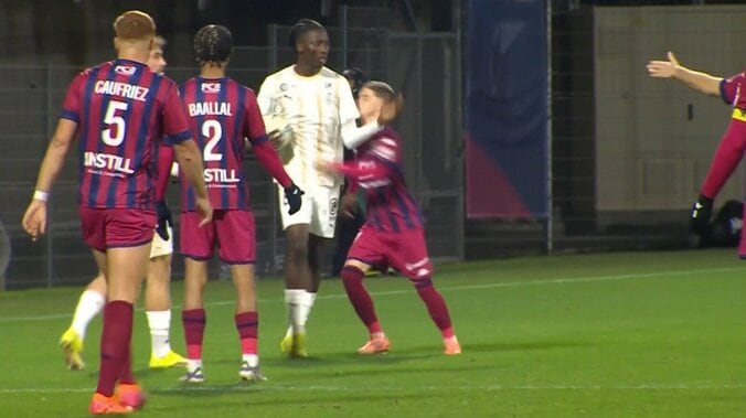 【映像】強烈腹パンチの瞬間