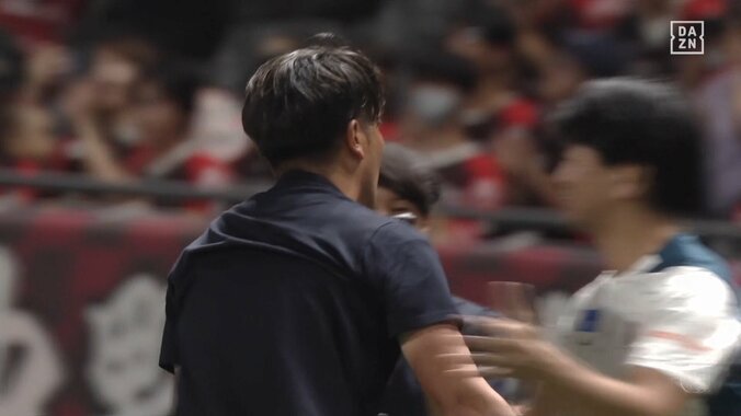 「岩政出過ぎ」「監督戻って」情熱指揮官“飛び出し過ぎ”のタイムアップアピールが話題沸騰「自分で時間稼ぎしにいってる」「相変わらず熱くていいな」 5枚目