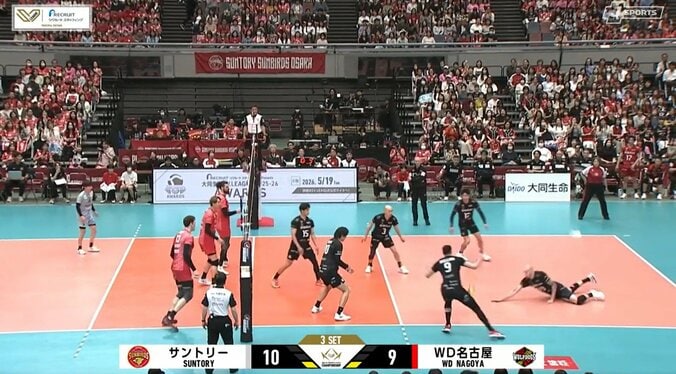 男子バレーで「なにそれ！？」身長218センチの“スタンディング”ワンハンドブロックにアリーナどよめく「チート感がすごいww」「理不尽ww」 4枚目