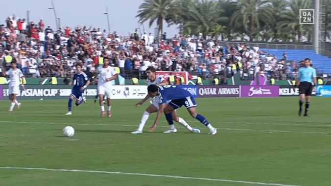 「ルール変わったんか？」日本代表への“謎ジャッジ”にファン唖然！「手で取ったぞ…」「ギャグかよw」バックパスを敵GKがキャッチ→まさかのファウルなし【U23アジアカップ】 3枚目