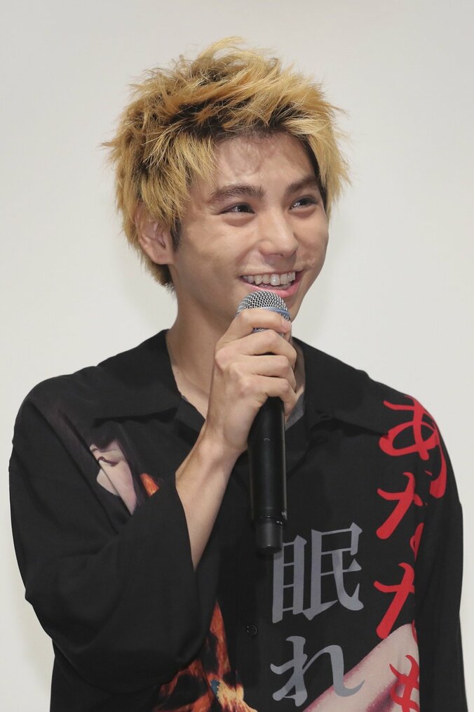 村上虹郎の個性的なファッションに、リリー・フランキー「３時間で２回職務質問される」 1枚目