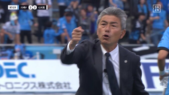 「レッドだろ！」「最悪のファウル」背後からの“蟹ばさみタックル”に選手激昂→一触即発「めっちゃ怖い」カード覚悟の危険スライもイエロー判定でファン不満爆発 2枚目