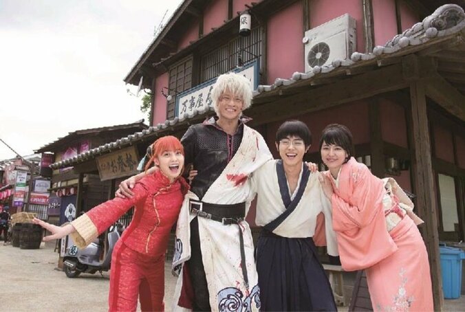 実写映画『銀魂』ビジュアルブックが7月14日に発売　小栗旬はじめ豪華キャストのオフショット満載 1枚目