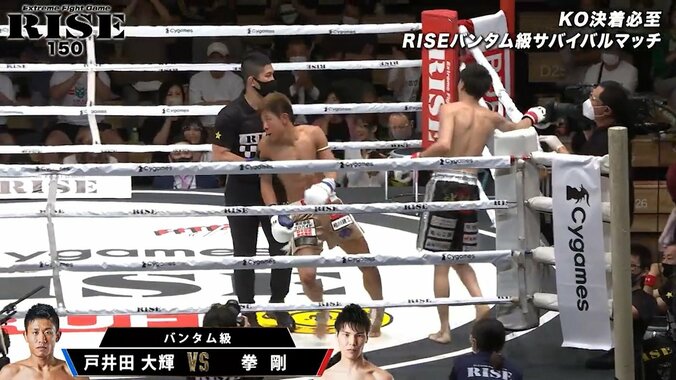 レフェリーにもたれ掛かり「まだやれる！」 壮絶な打撃戦に“神試合”の声 再三ダウンも敗者に「ファンになった」称賛も 1枚目