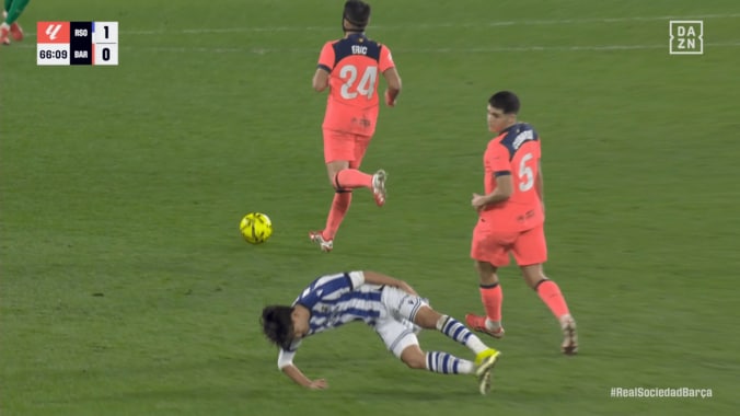 「Ｗ杯は間に合う？」久保建英、担架で負傷交代…ハムストリングの肉離れか「まじで最悪なんだが」「軽傷であってくれ」ファン悲鳴 3枚目